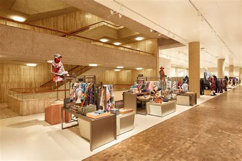 Department store chain de Bijenkorf expands luxury .